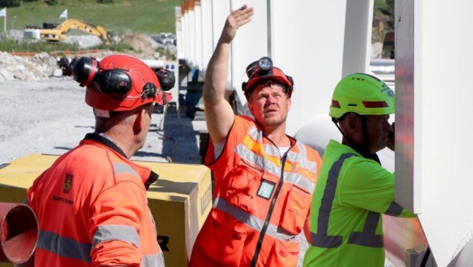 Stålbruene monteres sammen på land og skyves deretter over elva.