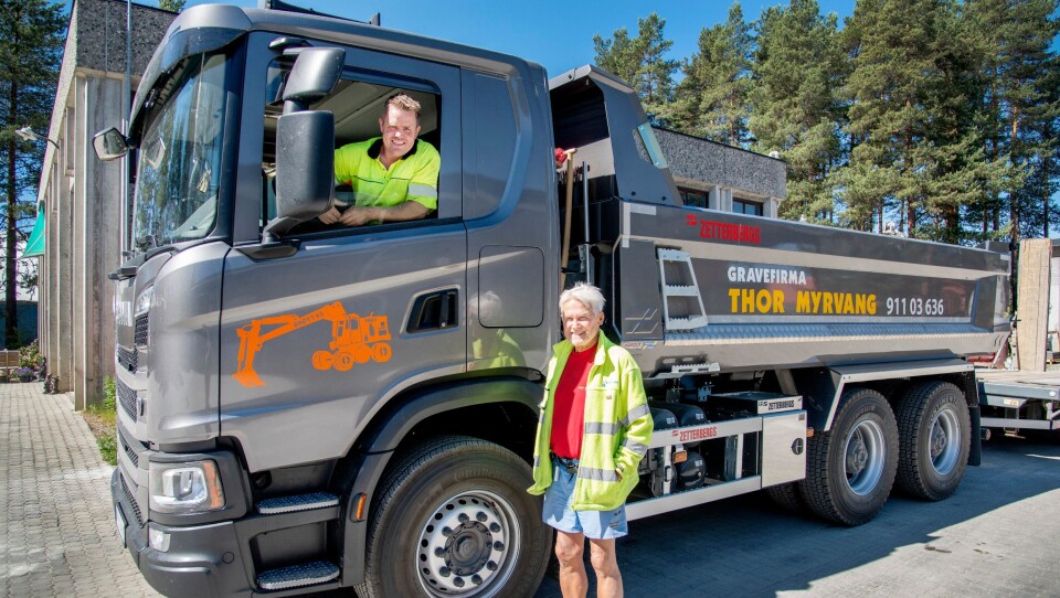 FORNØYD: Både Jan og Thor Myrvang er strålende fornøyd med den nye Scania tippbilen.