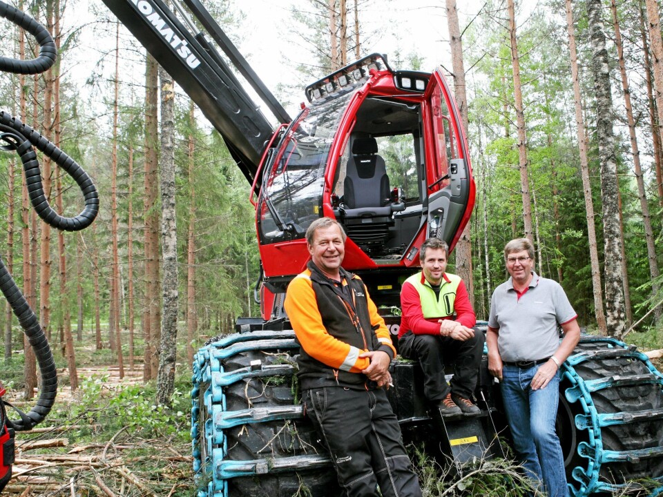 OVERLEVERT: 901XC-hoggeren ble overlevert i 2018. Fra venstre skogsentreprenør Sverre Bergli, maskinfører Kjetil Røste og salgssjef Erik Øverbø, Komatsu Forest AS.