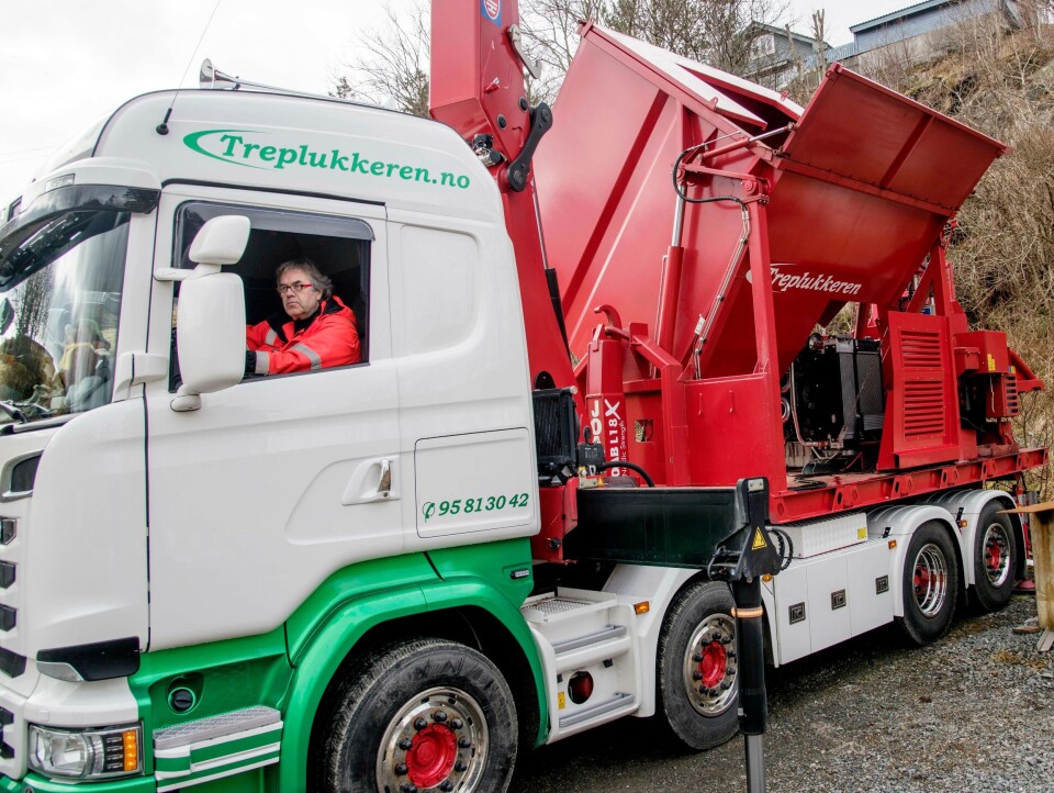 TIPPE: Den 11 m3 store beholderen kan ta med flis vekk eller tippes over i en større container.