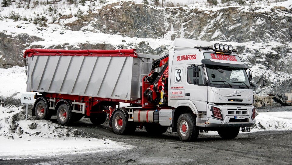 KOMPAKT: Med bare 12 meter i lengde, 32 m3 kasse, kran med 28 meter rekkevidde og firehjulsdrift på bilen, åpner det seg mange muligheter. Kransemien ble overlevert i vinter.