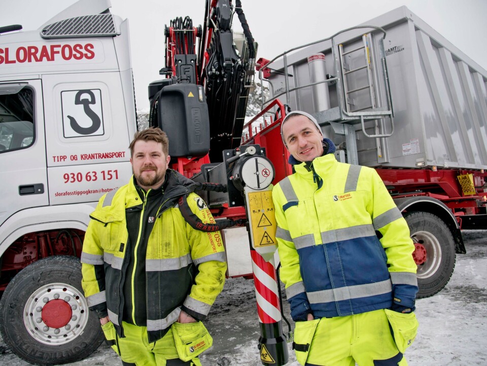 SPENTE: Sjåfør Kristoffer Sameien og daglig leder Richard Slorafoss i Slorafoss tipp og krantransport har store forventinger til den nye kranbilen.