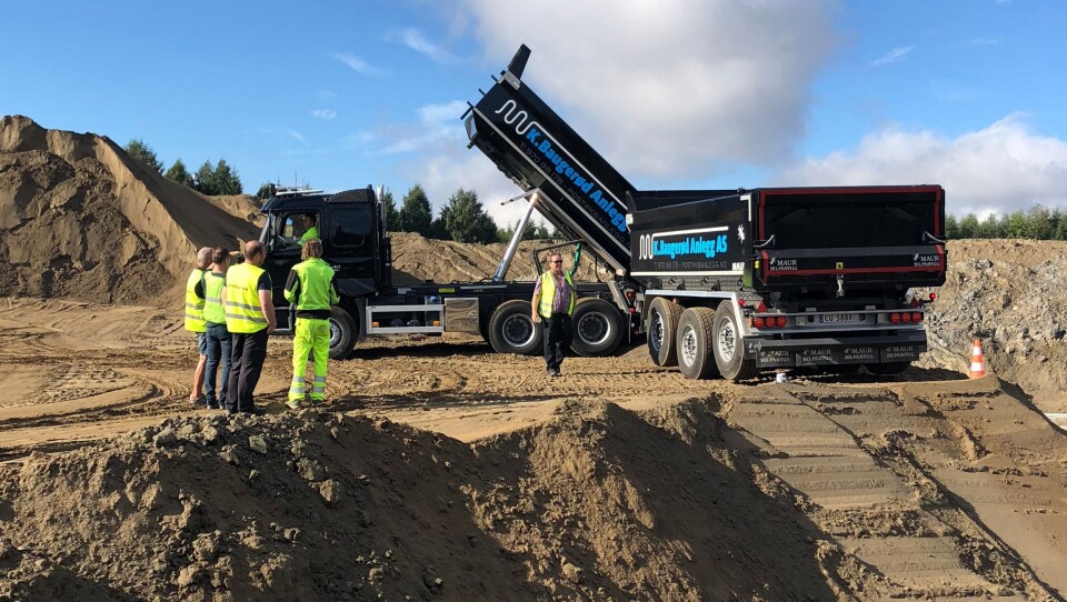 FØRSTE: Tippbilen fra deleier Baugerød AS var den første som tippet i det nye massedeponiet for lett forurensede masser på Herstua.