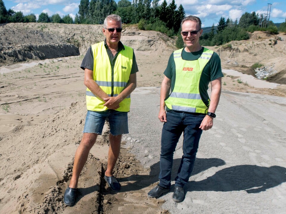 ENDELIG: Thore Wethal (til venstre) og daglig leder i Herstua Miljø Ole Iversen har ventet lenge før de kunne ta i mot det første lasset med forurensede masser.