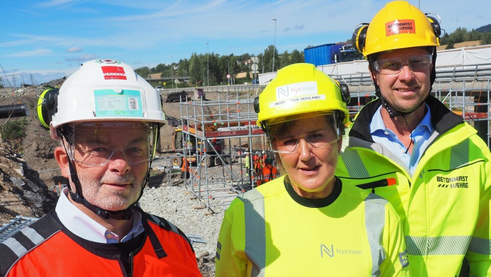 Fra venstre: Arne Giske (konserndirektør Veidekke), Ingrid Dahl Hovland (adm. direktør Nye Veier) og Jørgen Evensen (konsernsjef BetonmastHæhre) var blant lederne som så over sikkerheten på E6-prosjektet Kolomoen – Moelv.