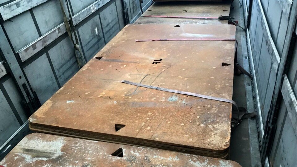 Platene hadde skjært over lastsikringen midt i tralla.