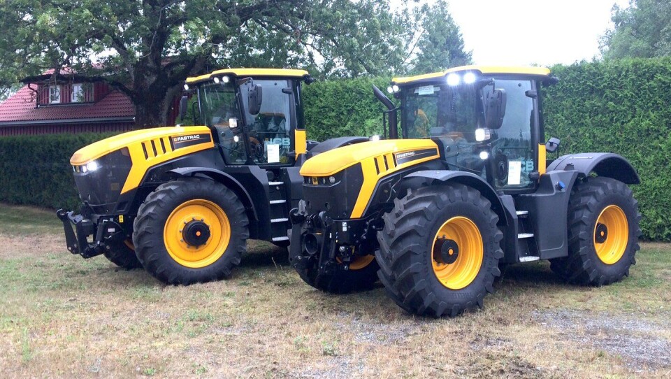 JCB Fastrac 4000-serie leveres som 50 og 60 km/t fra fabrikk. 8000-serien kommer fra fabrikk i  50 og 69 km/t-versjoner.På bildet: JCB Fastrac 4220 (til høyre) og JCB Fastrac 8330.