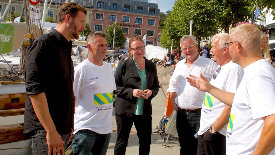 «BØNDER I BYEN»: Det var tittelen på debattseminaret om Agropolis-prosjektet under Arendalsuka på tirsdag der Vestaksen Eiendoms Morten Hotvedt (t.h.), styreleder Per Christian Voss og bonde Anund Wigen (t.v.) stilte i egne Agropolis-T-skjorter. Her er trioen i samtale med daglig leder i Dark arkitekter, Arne Reisegg Myklestad (t.v.), fylkesleder i Senterpartiet i Oslo, Bjørg Sandkjør og direktør for samfunn og plan i Aspelin Ramm Eiendom, Sverre Landmark.