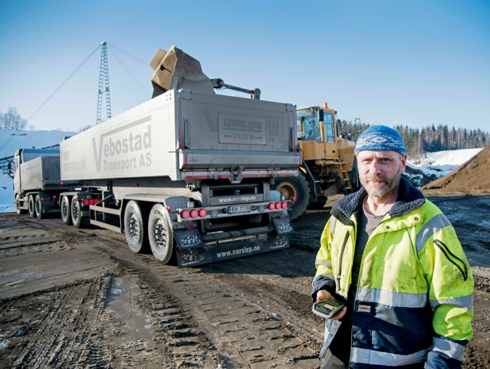 EN EKSTRA: Det går på en ekstra skuffe når hjullasteren fyller tilhengeren til Knut Vebostad.