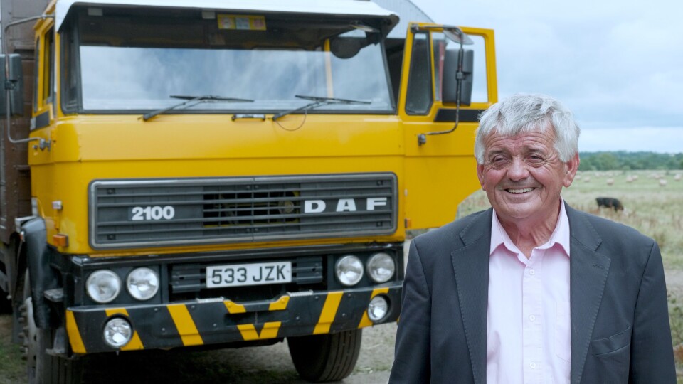 Irske John Tarrent foran sin DAF 2100 som han kjøpte i 1984, og som fortsatt er i drift.