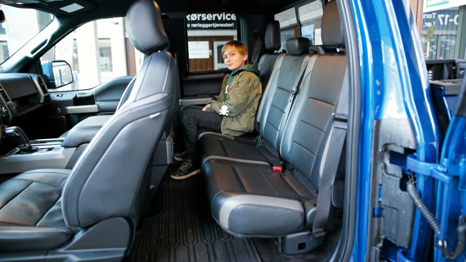 ROMSLIG: Selv om vi kjørte en Super Cab som er den midterste størrelsen, er det god plass for barn i baksetet. Det finnes en enda større variant som har rundt 20 cm lengre benplass.