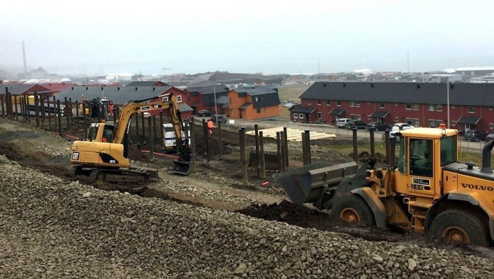 De nye husene på Svalbard bygges på peler. De skal være ferdige før jul 2018.