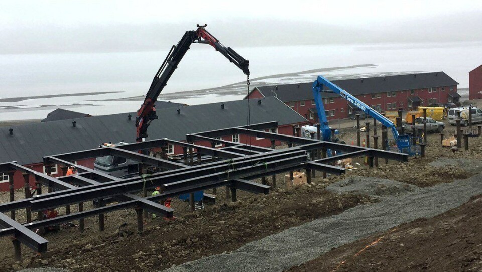 Stålrammer plasseres på pælene.