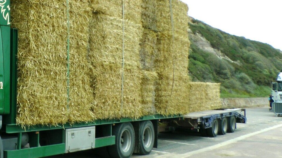 Illustrasjonsbilde. Slik skal ikke halm transporteres langs vei i Norge opplyser Mattilsynet.