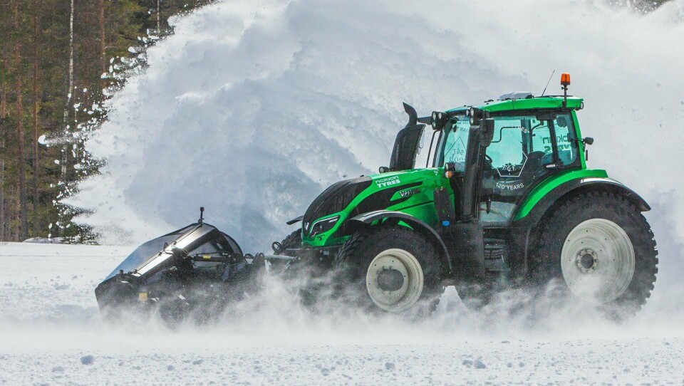 Førerløs Valtra T254 Versu med Nokian Hakkapeliitta TRI-dekk.