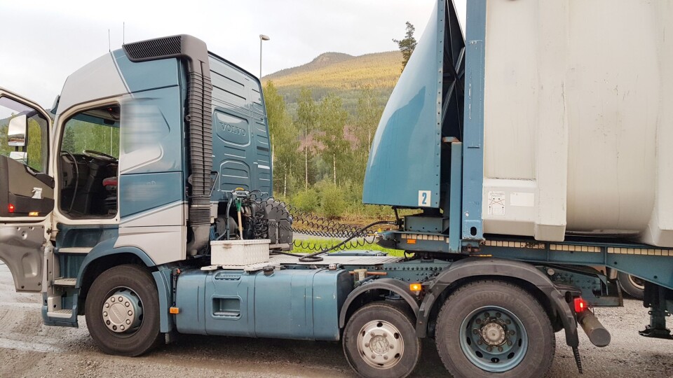 STOPP: På Gol stanset Statens vegvesen en kombinert transport med en nederlandsk trekkvogn. Den hadde passert grensen på 150 kilometer i luftlinje fra terminal til leveringssted.