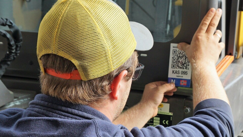 Registrering av maskinen i Maskinregisteret koster 1000 kroner. Dette er en engangssum og gjelder frem til maskinen skifter eier. Alle maskiner får en unik QR-kode som leses av for kontroll av maskinen.