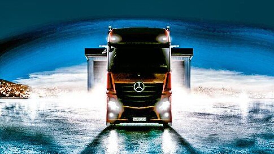 Det første offisielle bildet av nye Mercedes-Benz Actros. Det er betydelig lyst opp med bilderedigering etter at Daimler sendte ut et bilde av bilen med sterkt baklys.