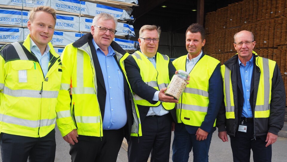 Fra venstre: Lars Storslett (direktør, Moelven Virke og Moelven Pellets), Morten Kristiansen (konsernsjef, Moelven Industrier), Atle Hamar (statsekretær KLD), Roar Hugnes (seniorrådgiver, Enova), Atle Nilsen (direktør Moelven Soknabruket)