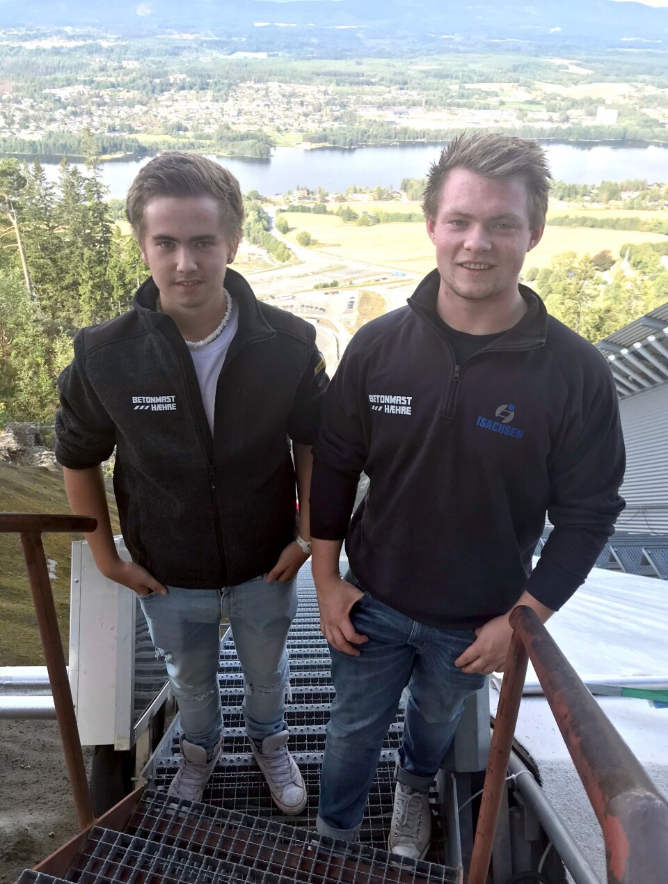 Lærlingene Iver Byrøygard (t.v) og Aleksander Jacobsen er fornøyd med lærlingsamlingen, og gleder seg til læretida i BetonmastHæhre. Her er de ved toppen av skiflygingsbakken i Vikersund.