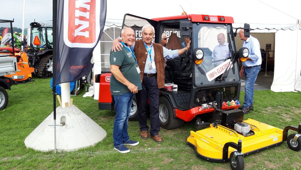 Geir Enersen (t.v.), Lier Traktor AS og Nimos-direktør Nico Drost ved den nye redskapsbæreren som ble vist på den danske utstillingen «Maskiner under broen». Geir Enersen (t.v.), Lier Traktor AS og Nimos-direktør Nico Drost ved den nye redskapsbæreren som ble vist på den danske utstillingen «Maskiner under broen».