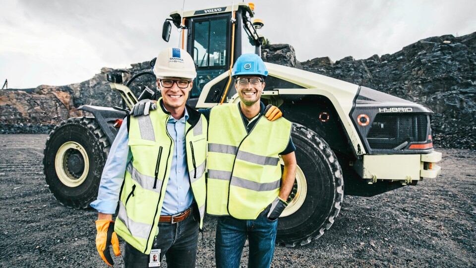 Joakim Käpynen (t.v.), produksjonsleder på Skanskas anlegg Vikan Kross og Uwe Müller, prosjektleder for Electric Site i Volvo CE.