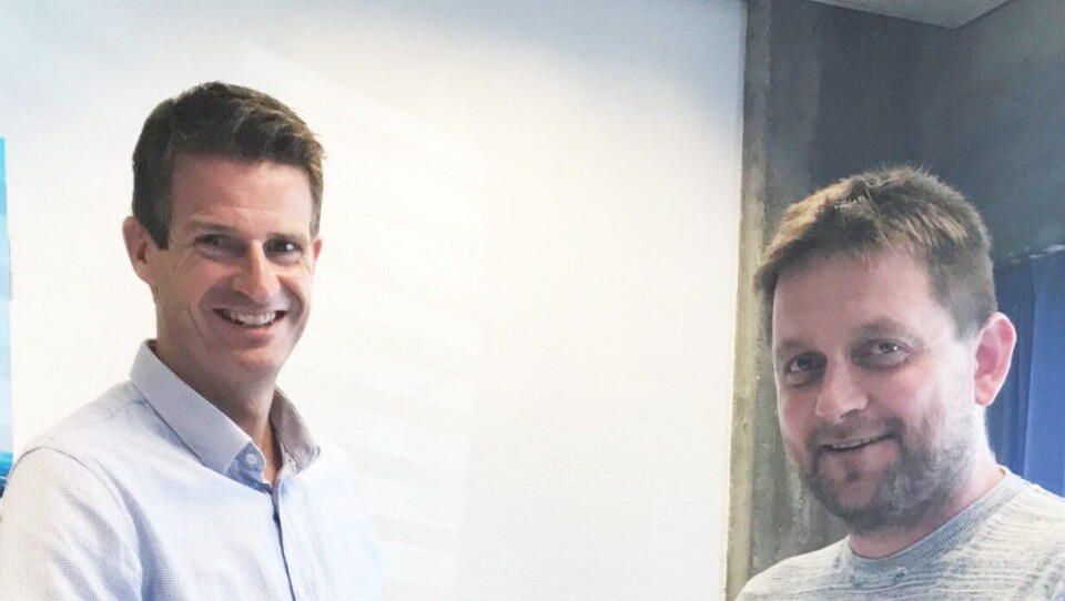 Jarle Solbakken (t.v.) fra Statkraft og Magne Hjelmeland fra K. Hjelmeland AS inngikk avtalen.