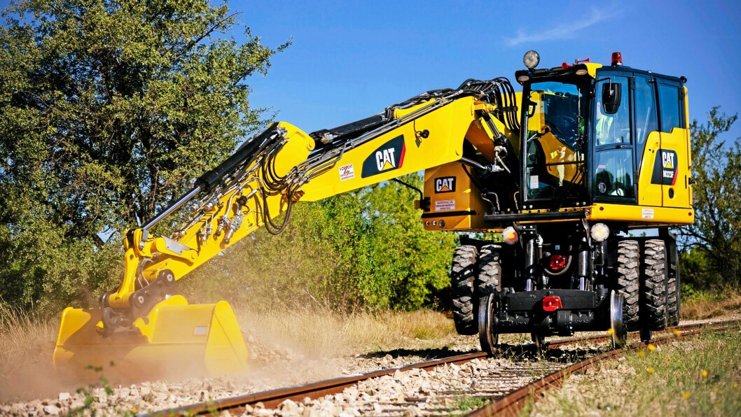 DOBBEL KABIN: M323F Railroader veier ca. 24 tonn og har dobbel kabin for plass til en ekstra sikkerhetsmann. DOBBEL KABIN: M323F Railroader veier ca. 24 tonn og har dobbel kabin for plass til en ekstra sikkerhetsmann.