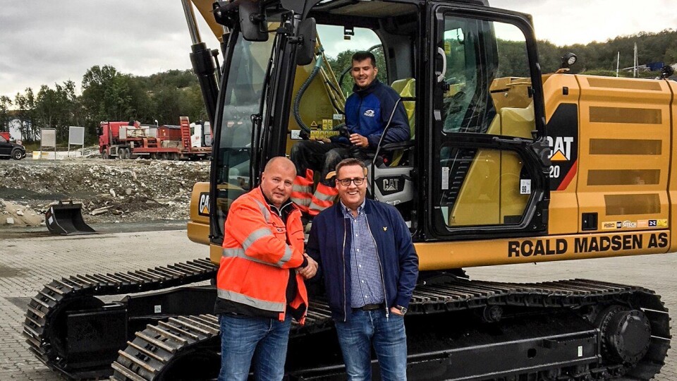 Første Next Gen levert i Norge, til Roald Madsen AS i Tromsø. Daglig leder Rune Madsen i Roald Madsen AS (t.v.) og maskinselger Per Gunnar Hansen (Pon Equipment) ved overleveringen. I maskinen sitter maskinfører Tony Skarheim.