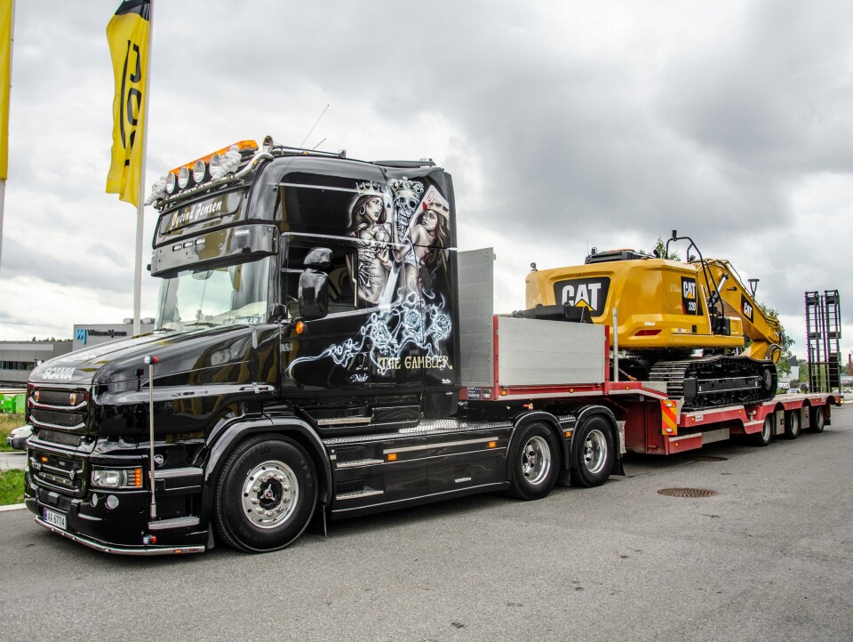 Nymaskinen ble fraktet nordover med Øyvind Jensens Scania T730 «The Gambler»
