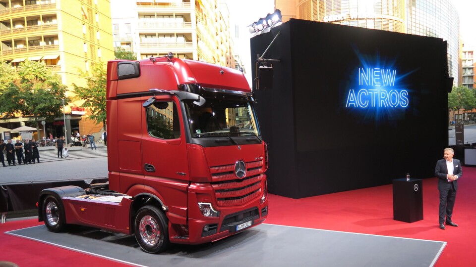 AVDUKET: En stolt Mercedes-Benz sjef Stephan Buckner med siste generasjon Actros.