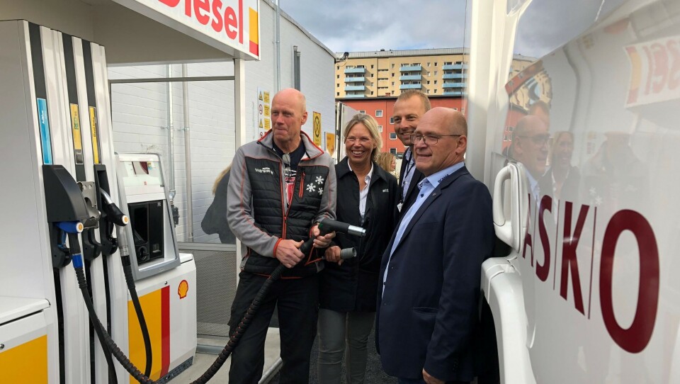 Fylling av tanken under lanseringen av etanoldiesel RED95 på Shell Grorud, fredag 7. september. Fra venstre: Sjåfør Vidar Fagersand, Anniken Heder (salgsdirektør for bedriftsmarkedet i St1), Marius Råsstad (logistikksjef i Asko) og John Lauvstad (direktør kommunikasjon og branding i Norsk Scania).