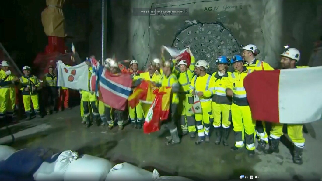 Det var ekstremt god stemning blant den multinasjonale arbeidsstyrken som har fikk gjennomslag med to tunnelboremaskiner på Follobanen i Oslo tirsdag 11. september like over klokken 12.