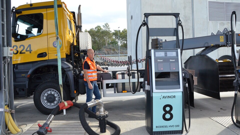 Her fylles den aller første bilen med biodiesel.