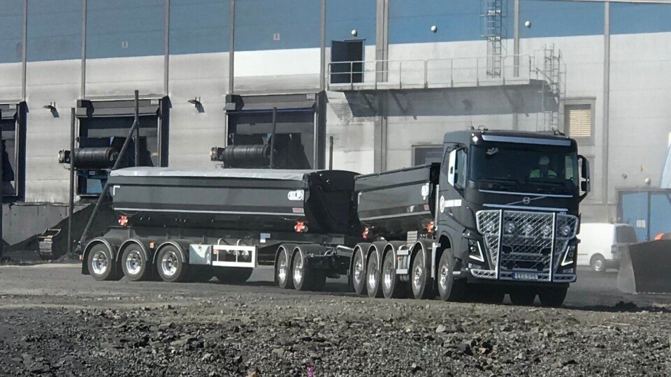 Det søkes etter sjåfører til slike vogntog: Femakslede Volvo FH16 750 med femakslede slep. Tillatt totalvekt (dispensasjon) på strekningen det skal kjøres er 90 tonn.