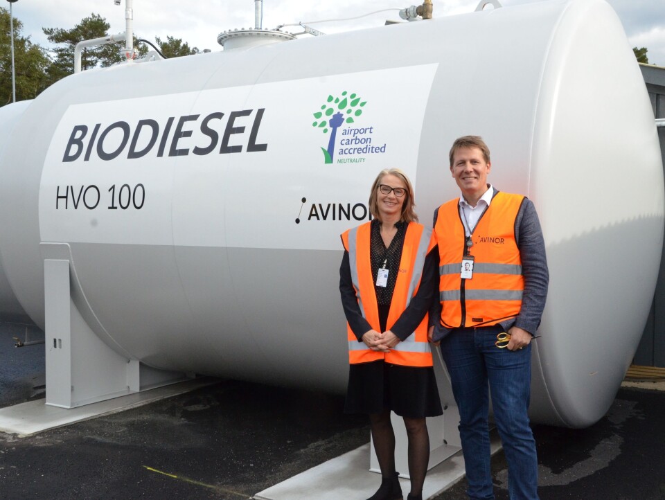 Anne-Kathrine Torvund fra Klimapartnere og Aslak Sverdrup i Avinor var strålende fornøyde med biodiesel-anlegget og lhurtigladeren som gjør flyplassen klar for fossilfri drift.