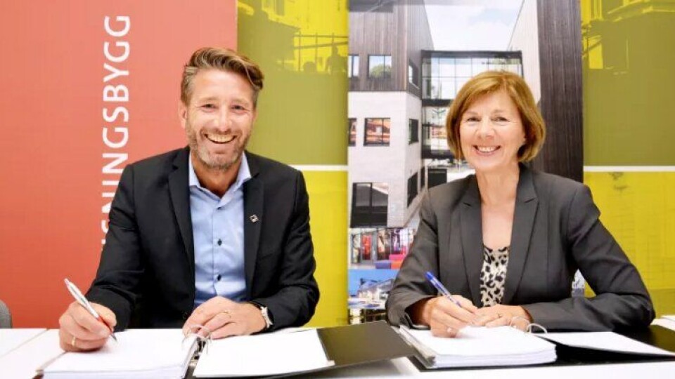 Erik Økland i Veidekke og Rigmor Helene Hansen i Undervisningsbygg signerte kontrakten for nye Ruseløkka skole.