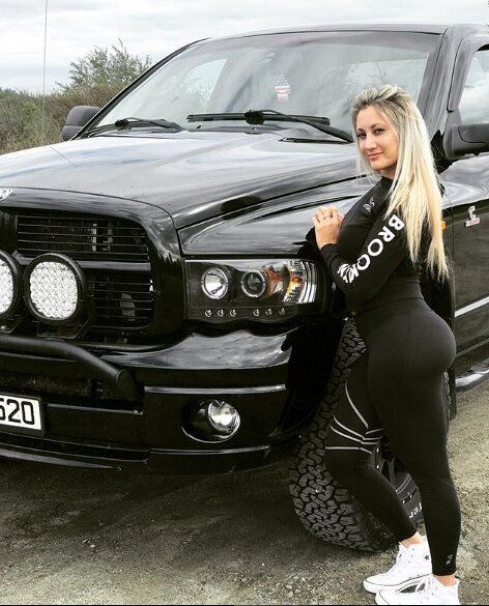 Sandra kjører stor bil også utenom jobb. Hun har en Dodge Ram 2500.