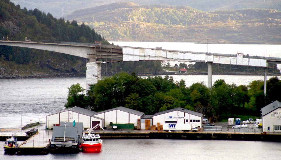 REHABILITERES. Måløybrua åpnet i desember 1973. Etter snart 45 år med slitasje har Lier-selskapet Consolvo AS satt i gang en omfattende rehabilitering av den viktige kommunikasjonsåren i Vågsøy.