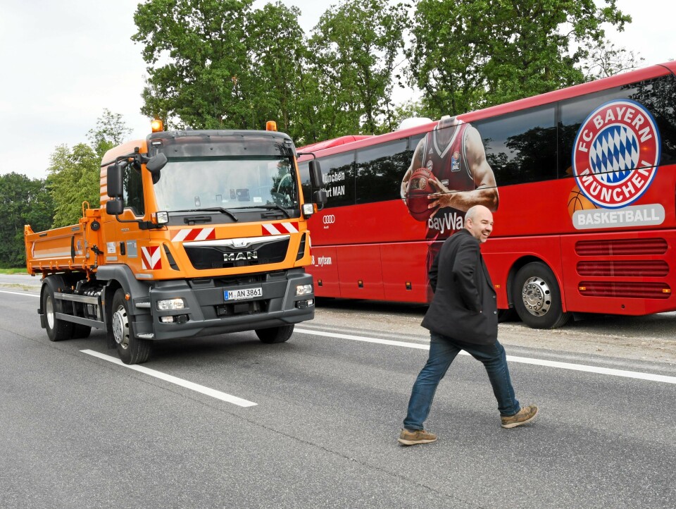 STOPPER: Omfattende sensorteknologi, kameraer og radarsystemer som er aktive 360˚ rundt bilen, sørger for at bilen stopper om hindrer kommer i veien. Denne situasjonen er reell.