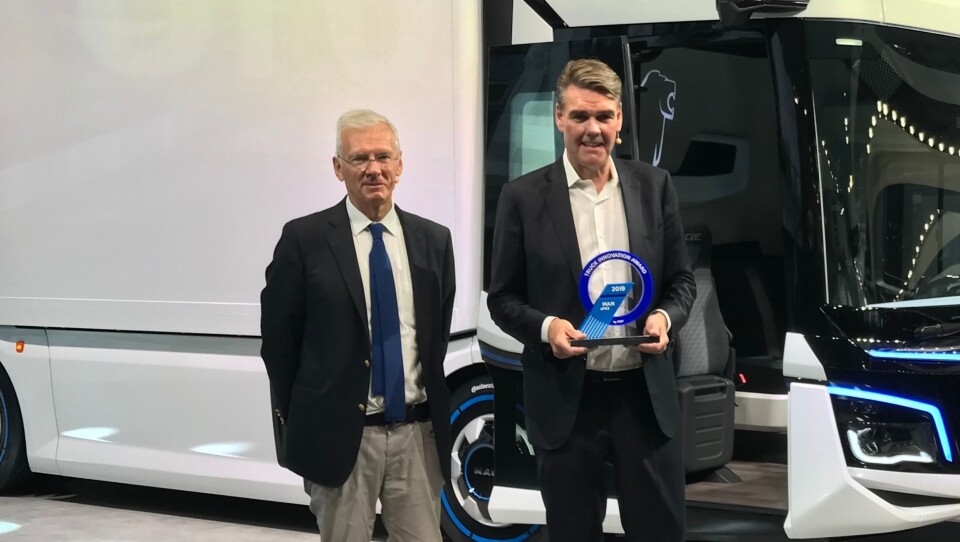 Juryleder Gianenrico Griffini (t.v.) delte ut den nye prisen til MAN-sjef Joachim Drees for MAN autonom-prosjekt eFAS.
