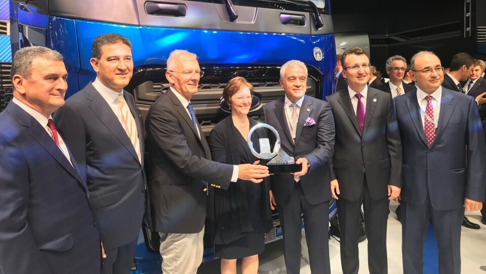 Juryformann Gianenrico Griffini (nr. tre fra venstre) delte ut prisen International Truck of The Year til representanter for Ford Otosan. Nummer fire fra venstre er nestleder i Ford Otosan, Lisa Tresigne-King. Nummer fem fra venstre er leder i Ford Otosan, Haydar Yenigun