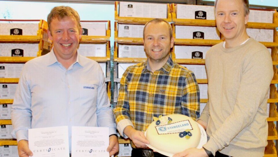 Daglig leder Tommy Stangeland med de to sertifikatene, Olav Silde, HMS-KS-HR sjef og Tom Rune Utheim, senior HMS-KS Koordinator,med en av de 75 kakene. Sistnevnte har hatt en sentral rolle i forbindelse med selve sertifiseringen.