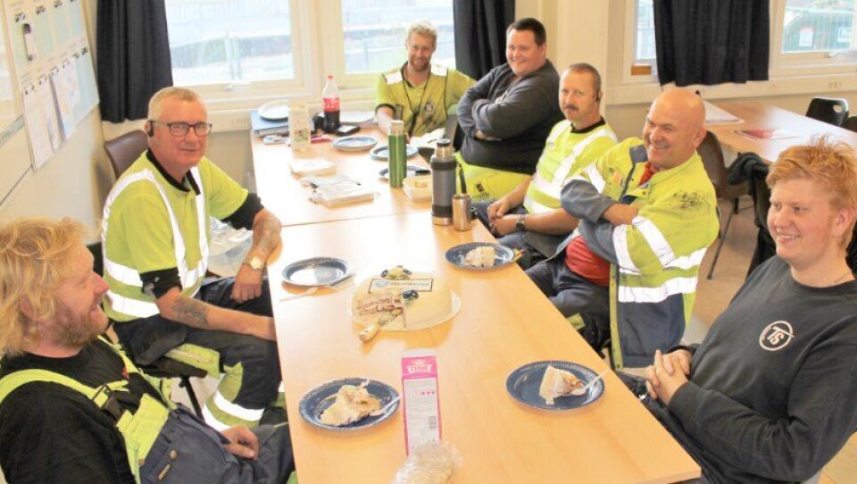 Spising av kake i brakka på Sola Sykehjem der en av de totalt 75 kakene ble spist. Fra venstre Knut Torgeir Husebø, Kristoffer Risa, Ole-Andreas Sørensen, Karl Mæland, Jan Henning Brynestad, John Ølberg og Tor Eivind Gilje.