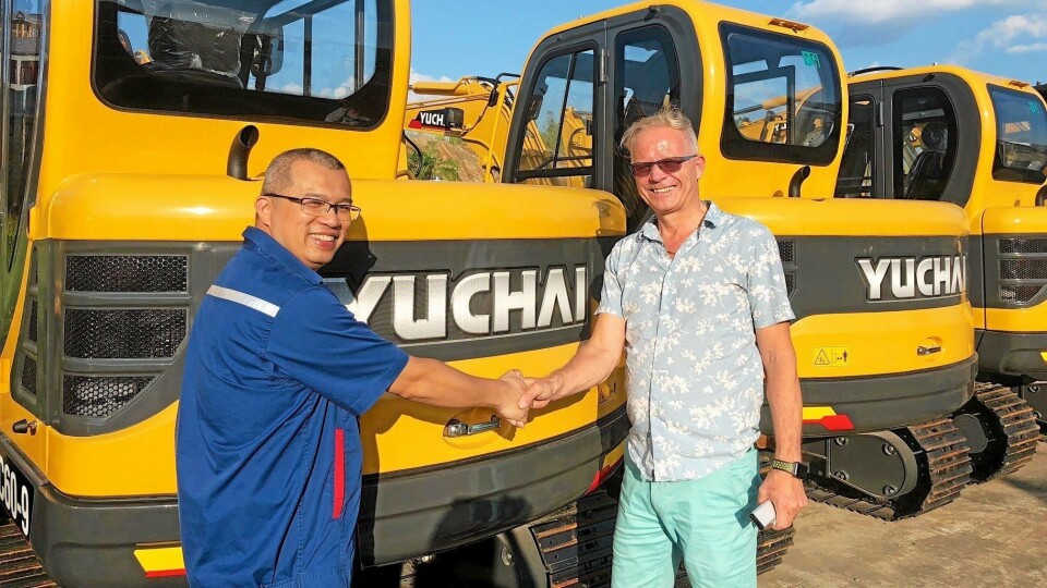 Daglig leder i Wee.no, Rune Wee (til høyre) trykker hånden til Yuchais salgssjef for eksport, Li Jiangfan, etter at agenturavtalen for det norske markedet er signert.