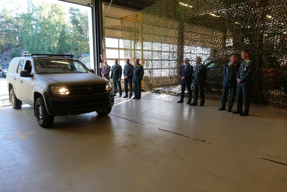 PÅ GELEDD: HVs nye pick up kommer rullende inn til presentasjon i hangaren til innsatsstyrken Derby.