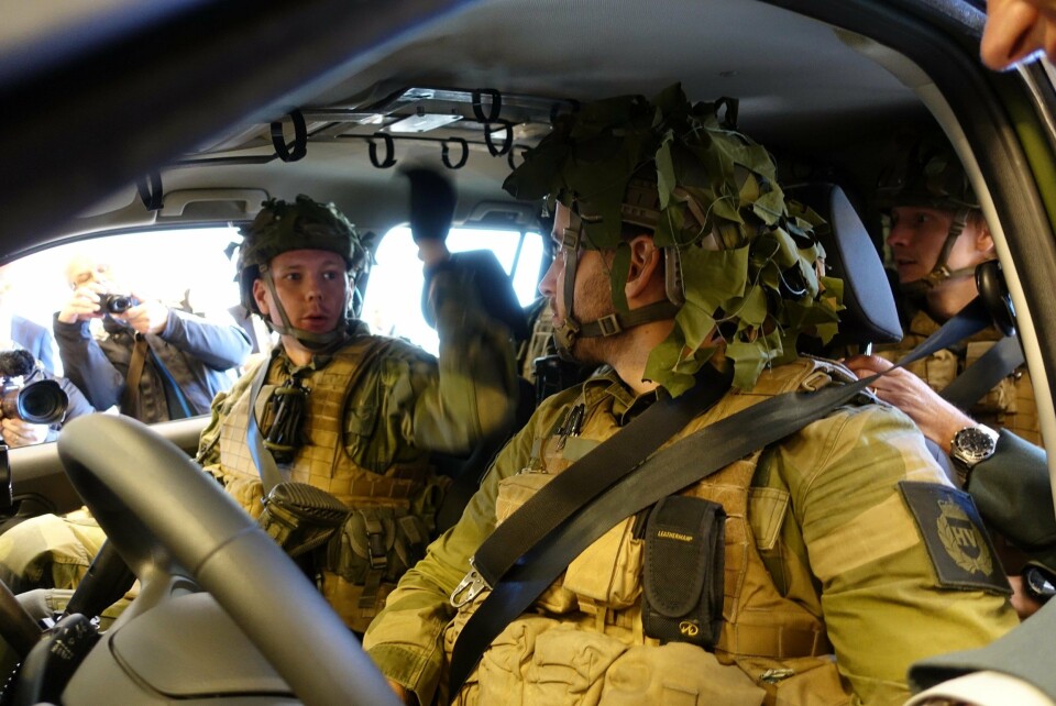 KLARE TIL STRID: Fire stridsklare soldater tester den nye feltvognen.