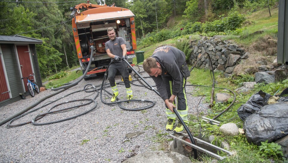 FYSISK: Hverken Jon Eirik Gårdhammer eller Jonas Henriksen (bak) trenger å gå på helsestudio. Jobben gir trening nok.