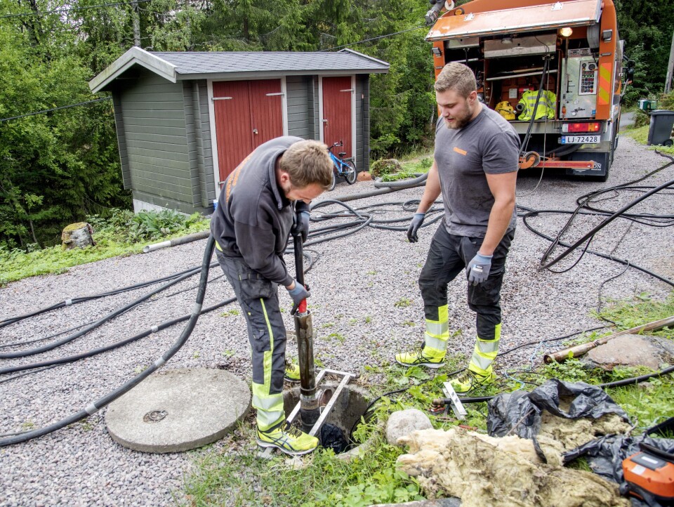 SONDE: Med en sonde som senkes ned i borehullet tettes det før vanntrykk sprenger nye veier i fjellet.