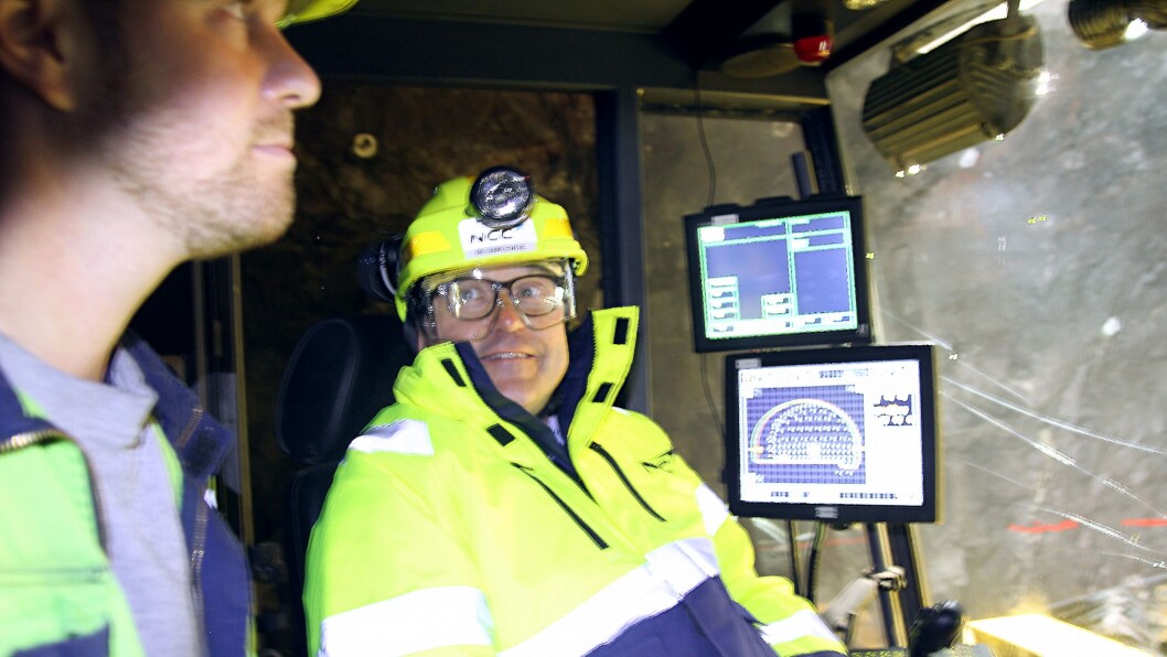 Tomas Carlsson (t.h.) og bas Karl Kristian Ødegården fra NCC Føroyar på tunnelstuff Hvitanes utenfor hovedstaden Tórshavn på Færøyene. Tomas Carlsson (t.h.) og bas Karl Kristian Ødegården fra NCC Føroyar på tunnelstuff Hvitanes utenfor hovedstaden Tórshavn på Færøyene.